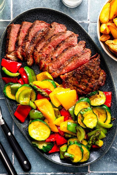 Argentinian steak with grilled vegetables is a simple dish made in 15 minutes (+ heating the grill). The steak is juicy, while the veggies are crunchy. Argentinian Steak, Marinated Pork Chops Grilled, Steak And Veggies, Steak Doneness, Grilled Lemon Chicken, Fried Apple, Fried Apple Pies, Picnic Dinner, Mint Sauce