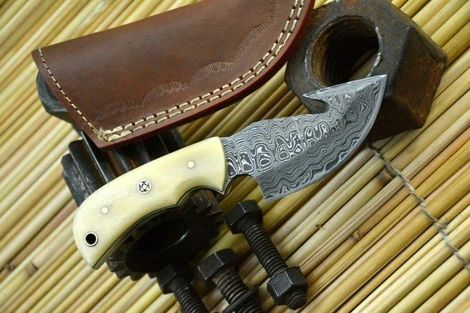 Damascus Steel Skinning Gut Hook Hunting Knife Handmade,Camel Bone Han – NB Knives Damascus Ring, Skinner Knife, Diy Knife, Bone Crafts, Skinning Knife, Dagger Knife, Cool Swords, Damascus Knife, Knife Design