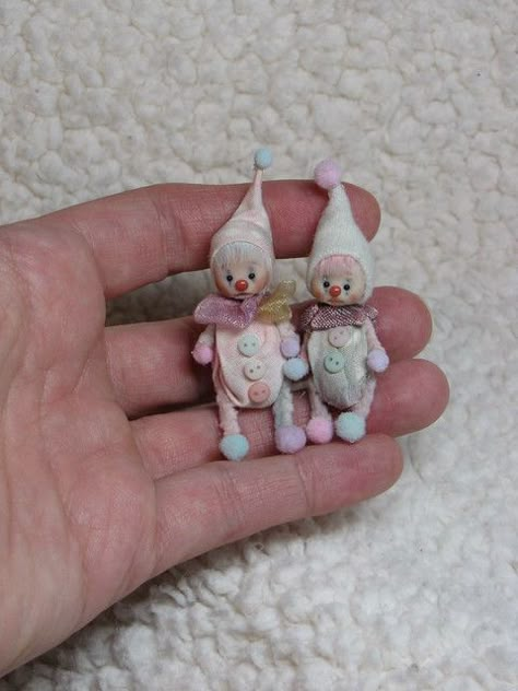 Clown Dolls, Funniest Jokes, Piskel Art, Clown Doll, Small Dolls, Cute Clown, 자수 디자인, Arte Inspo, Tiny Dolls