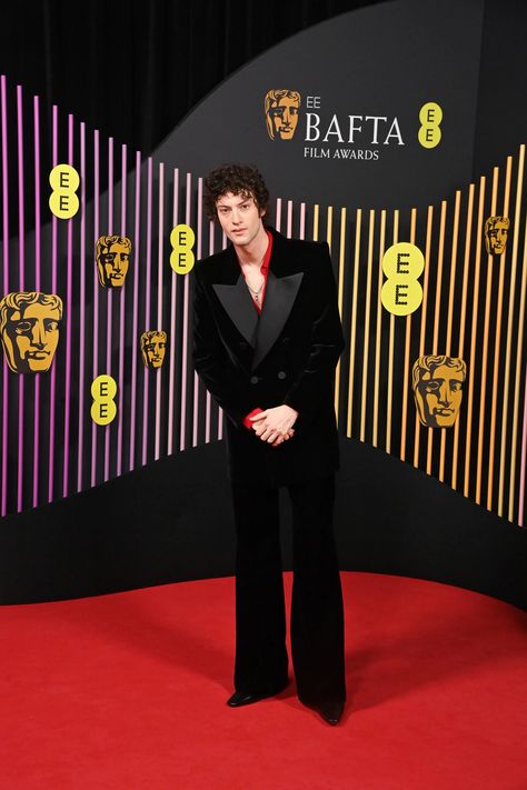 The best-dressed men at the BAFTAs 2024 are hard-resetting the red carpet | British GQ Red Tux, Maroon Tuxedo, All Black Suit, Zegna Suit, Hollywood Red Carpet, Hollywood Dress, Dress Code Wedding, Hollywood Men, Best Dressed Man