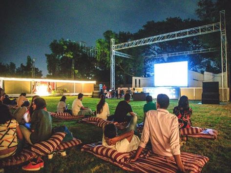 Diy Projection Screen, Open Cinema, Backyard Theater, Diy Outdoor Movie Screen, Air Movie, Backyard Movie Theaters, Theatre Diy, Outdoor Movie Theater, Movie In The Park