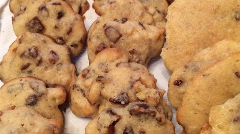 A heavy cookie with dates and nuts. Derived from Bavarian Inn, Frankenmuth, Michigan. Russian Rock Cookies Recipe, Rock Cookies Recipe, Rock Cookies, Traditional German Food, Date Cookies, Rock Cake, Rock Recipes, Honey Cookies, Spice Cookies