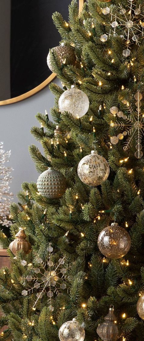 Christmas Tree Colour Scheme, Christmas Tree Inspo, Copper Christmas, Christmas Tree Decorating Themes, Creative Christmas Trees, Gold Christmas Decorations, Metal Christmas Tree, Christmas Tree Inspiration, Christmas Themes Decorations