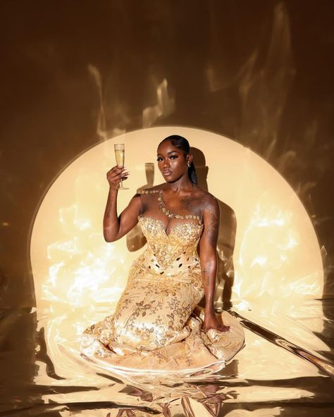 Heart of gold 👸👸👸 Dress Photoshoot Black Women, Gold Dress Photoshoot, Gold Photoshoot, Photoshoot Black Women, Dress Photoshoot, 21st Birthday Photoshoot, Golden Birthday, Dance Poses, Birthday Photoshoot