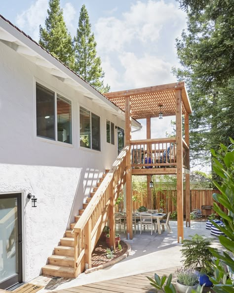 Casa Soria Reveal: Orlando's Parents' Deck Is Done (+ Get the Look) - Emily Henderson Balcony Stairs Outdoor, Two Story Deck Ideas, 2nd Floor Deck Ideas, Patio With Stairs, Small Back Deck, 70s Home Exterior, Modern 70s Home, Deck Skirt, Apartment Stairs