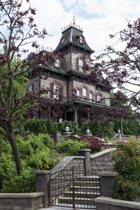 Netflix's New Series Will Be About The Most Haunted Places In America Victorian Gothic Mansion, Haunted Houses In America, Foreign Places, Haunted America, Haunted Locations, Houses In America, Ohio Travel, Spooky Places, Places In America