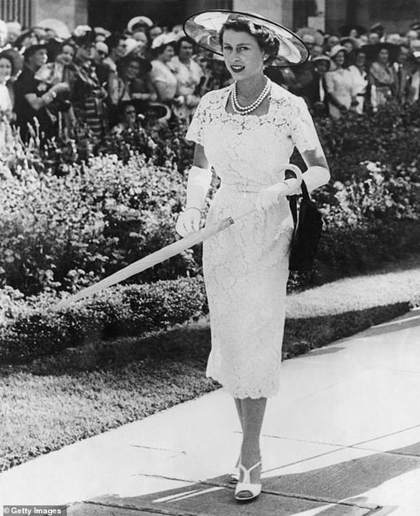 Duchess of Cambridge channels Her iconic white dress worn on 1954 Australia tour Princesa Elizabeth, Norman Hartnell, Rainha Elizabeth Ii, Reine Elizabeth Ii, Reine Elizabeth, Style Royal, Estilo Real, Elisabeth Ii, Princess Elizabeth