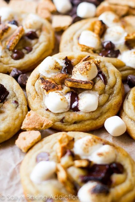 Toasted S’more Chocolate Chip Cookies Pretzel Cookies, Smores Cookies, Sally's Baking, Soft Chocolate Chip Cookies, Soft Bakes, Chewy Chocolate Chip, Chewy Chocolate Chip Cookies, Köstliche Desserts, Chocolate Chip Cookie Dough