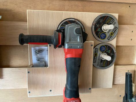 Grinder Holder Ideas, French Cleat Angle Grinder Holder, Angle Grinder Storage, Angle Grinder Holder, Grinder Storage, Craft Tool Storage, French Cleat Storage, Tool Wall Storage, Garage Workbench Plans