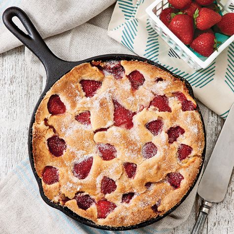 Strawberry Skillet Cake, Skillet Desserts, Skillet Cake, Iron Skillet Recipes, Cast Iron Skillet Recipes, Cast Iron Recipes, Strawberry Cakes, Pound Cake Recipes, Cake Tasting