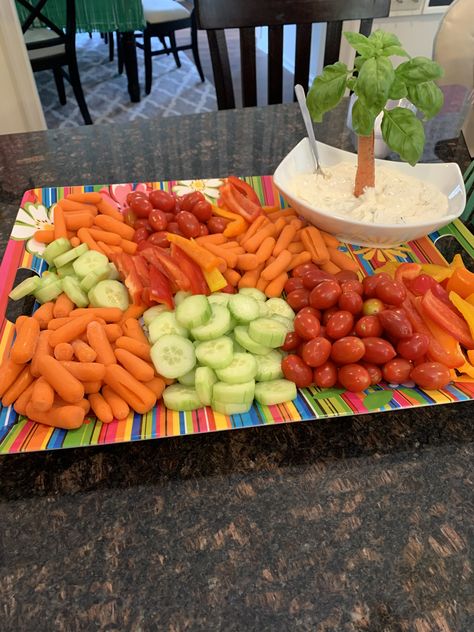 Veggie Tray with carrot/basil palm tree for tropical themed party Bridal Shower Veggie Tray, Vegetable Tray Ideas, Bbq Party Ideas, Luau Party Food, Luau Food, Tropical Birthday Party, Party Food Themes, Aloha Party, Vegetable Tray