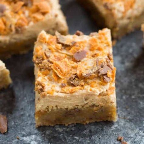 Butterfinger Frosting, Butterfinger Dessert, Butterfinger Recipes, Butter Finger Dessert, Yummy Bars, Butterfinger Cookies, Tastes Better From Scratch, Blondies Recipe, Cookie Brownie Bars