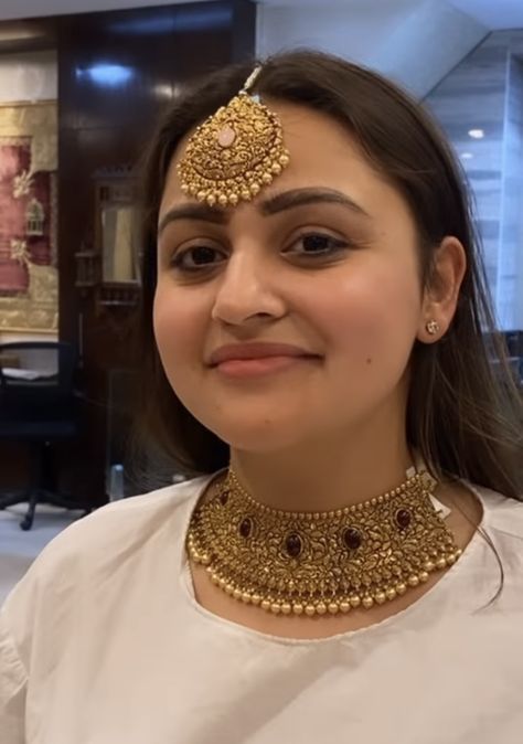 Kundan Jewellery Bridal Gold, Choker Necklace Indian Gold, Tika Design, Punjabi Jewellery, Rajasthani Bride, Silver Anklets Designs, Floral Dresses With Sleeves, Gold Jewelry Design, Gold Chokers