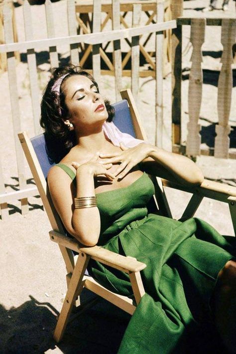 Bathing Beauties: Your Last Chance Sunspiration - Elle: Elizabeth Taylor Elizabeth Taylor Style, Oud Hollywood, The Philadelphia Story, George Peppard, Michael Todd, Robert Taylor, Janet Leigh, Robert Duvall, Mary Tyler Moore