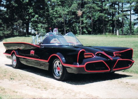 KABOOM! The Batmobile of the 1960s. Designed by the Lincoln division of the Ford Motor Company, this vehicle was reportedly hand built in Turin for 250,000 dollars. Original Batmobile, Famous Vehicles, The Batmobile, Pontiac Aztek, Batman Tv Series, Shelby Mustang, Tv Cars, Cars Movie, Ford Motor