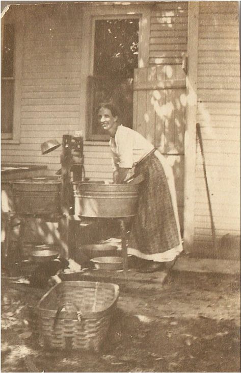 What Can a Woman Do? 25 fascinating vintage photos of working women. {Living Vintage} Vintage Foto's, Vintage Housewife, Vintage Laundry, Vintage Farm, Old Photographs, Vintage Life, Antique Photos, Vintage Pictures, The Good Old Days