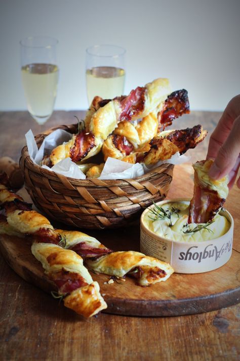 Puff Pastry Camembert, Puff Pastry Bacon, Puff Pastry Sticks, Cheesy Puff Pastry, Bacon Puffs, Puff Pastry Twists, Puff Pastry Pizza, Cheese Twists, Brie Puff Pastry