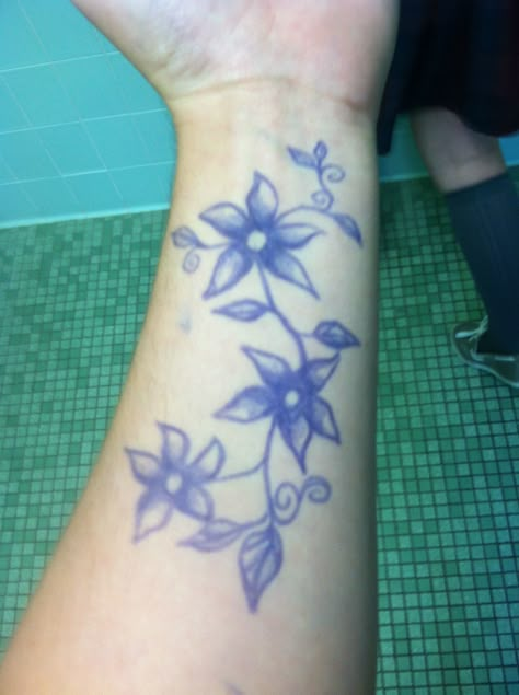 Flower pen tattos arm Drawings On Arm Pen, Leg Pen Tattoos, Pen On Skin Art, Cute Hand Tattoos With Pen, Pen Tattoo Ideas Doodles On Arm, Arm Pen Drawing, Drawing On Arm Ideas Pen, Arm Pen Tattoo, Drawings On Arm With Pen