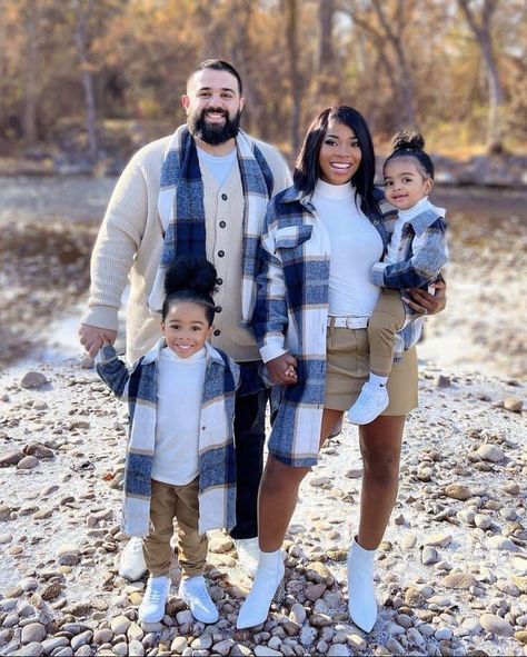 Fall Photos Black Family, Couples Thanksgiving Outfits, Black Family Fall Pictures Outfits, Black Family Fall Photoshoot, Christmas Photoshoot Outfits Family, Plaid Family Pictures Outfits, Simple Family Photo Outfits, Fall Family Photos Black People, Black Family Holiday Photos