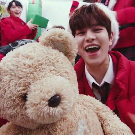 Emotional Dependency, Skz Christmas, Christmas Evil, Stray Kids Christmas, Kpop Christmas, Pop Christmas, Holiday Icon, Kids Holiday, Kim Seungmin