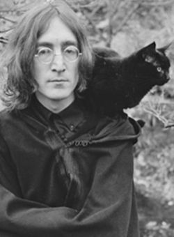 John Lennon with black cat. (The original photo has Yoko Ono at John's side, but this is the one that is usually found on the internet.) People With Cats, Celebrities With Cats, People And Cats, John Lennon Yoko Ono, Famous Cats, John Lennon And Yoko, Yoko Ono, Famous Singers, A Black Cat