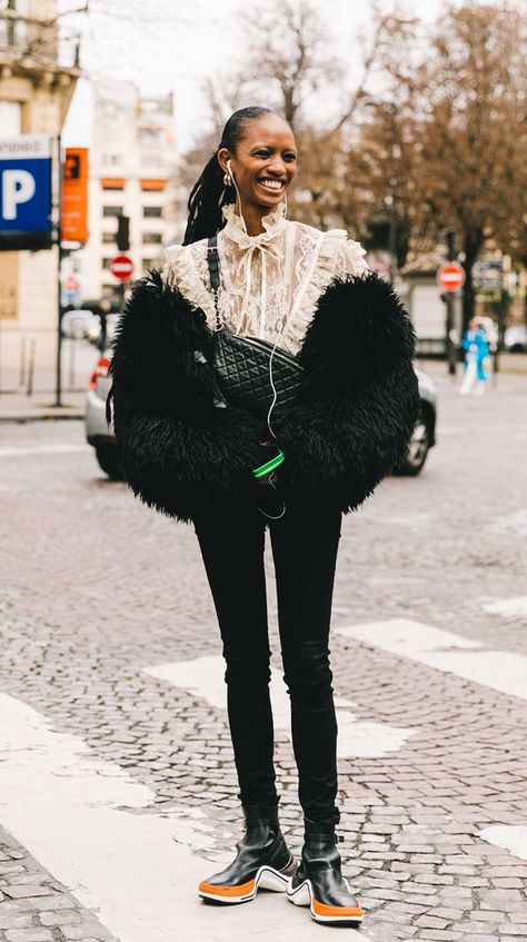 Shaggy Fur Coat Outfit, Vintage Fur Coat Outfit Street Style, Vintage Black Fur Coat For Fall, Vintage Fur Coat Street Style, 90s Mall, Zara Faux Fur Coat, Shaggy Faux Fur Coat, Celebrity Jeans, Jackets Style