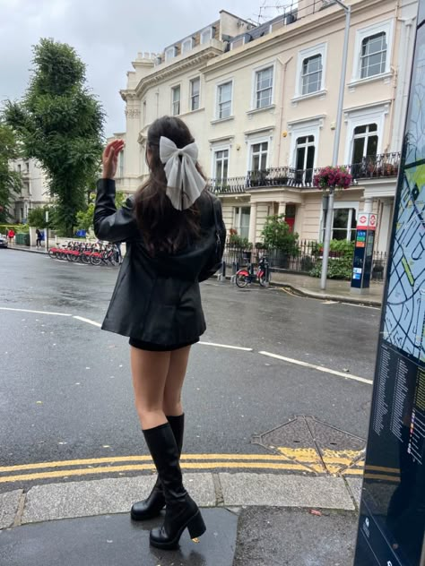 Brunette In Leather Jacket, Rainy Day Outfit Heels, Knee Boots And Skirt Outfit, Cute Black Boots Outfit, Knee Boots Casual Outfits, Cold Rainy Weather Outfits Casual, Rainy Day London Outfit, European Rainy Day Outfit, High Heel Knee High Boots Outfit