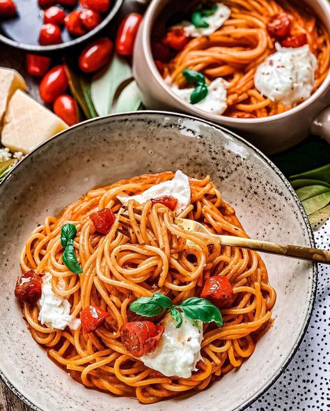 Summer’s here, which can only mean one thing: it’s officially tomato season! This is the perfect time to set aside our canned tomato purées and use fresh tomatoes from the garden. Other than tomatoes, this recipe also includes one of my other favorite ingredients, a stable piece of my fridge, and it’s nothing else but mozzarella di Bufala. It’s soft, perfectly creamy on the inside, the queen of absolutely every dish that I’ve prepared lately. To those carnivores who may be missing meat… Spicy Honey Chicken, Frozen Tilapia, Pasta Pomodoro, Pasta Creamy, Easy Cheese Recipes, Tomato Season, Roasted Cherry, Tomato Mozzarella, Roasted Cherry Tomatoes