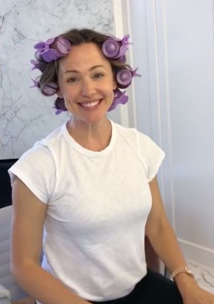 Jennifer Garner Hair, Reese Witherspoon Hair, Reese Witherspoon Book, Hot Curlers, So Relatable, Hair Curling Tips, Roll Hairstyle, Hollywood Waves, Hot Rollers