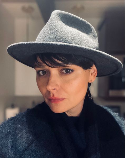 Short Hair Hat Outfit, Hat With Pixie Haircut, Cowgirl Hat Short Hair, Summer Hats For Women With Short Hair, Hats For Short Hair Pixie Cuts, Fedora With Short Hair, Hats For Women Short Hair, Short Hair With Hats Women, Hats With Short Hair