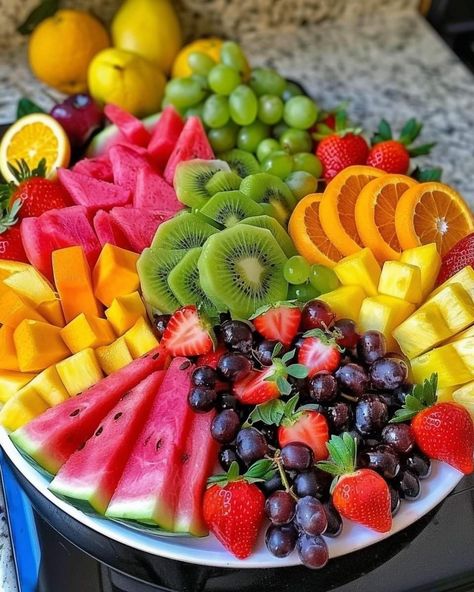 Big Fruit Bowl, Veggie Fruit Tray, Fruit Bowls Ideas, Aesthetic Fruit Bowl, Pretty Fruit, Fruit Store, Fruit Board, Healthy Fruits And Vegetables, Fruit Platter Designs