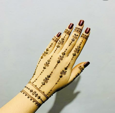 Back Hand Mendhi Degin, Mahandi Desgin Easy, Sigils Ideas, Mahandi Desgin Easy Front Hand, Latest Mehndi Designs Wedding, Short Mehndi Design, Simple Mehendi Designs, Mehndi Designs Bridal Hands, Rose Mehndi Designs