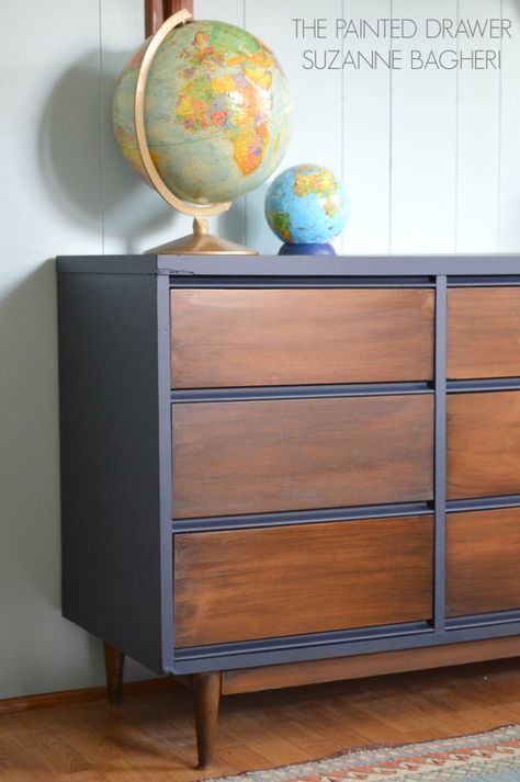 Paint dresser to cover damage Mid-Century Modern dresser makeover in navy with stain Mid Century Modern Dresser Makeover, Dresser Makeover Diy, Modern Dresser Makeover, Furniture Repurposing, Furniture Makeover Ideas, Dressers Makeover, Mid Century Modern Dresser, Mcm Furniture, Painted Drawers