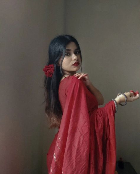 Poses With Saree For Instagram At Home, Photo In Saree Pose, Poses For Pics At Home, Desi Poses For Pictures, Saree Photo Poses At Home, Grown Women Photoshoot Ideas, Cute Self Portrait Poses, Selfie In Traditional Look, Poses In Sari