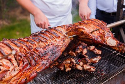 Roast Ideas, Pig Roast Party, Roasted Side Dishes, Ham And Green Beans, Pig Roaster, Bbq Baked Beans, Buffet Catering, Spit Roast, Oven Roasted Potatoes