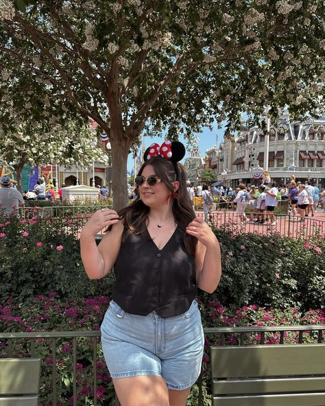 ERIN ☆ (@erinrdavila) • Instagram photos and videos Park Outfit, Outfit Curvy, Midsize Outfits, Disney Outfit, The In Between, Midsize Style, Fan Girl, Curvy Outfits, Disney Outfits