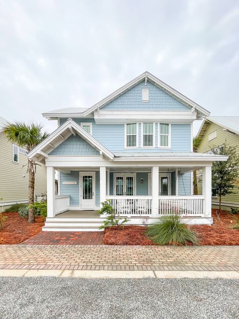 Florida Beach Cottage Interior Design, Suburban Beach House, Florida Beach House Exterior, Bloxburg Neighborhood, Coastal House Exterior, Cute Beach House, Florida Style Homes, Hola Beaches, Florida Beach Homes