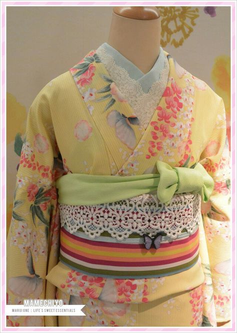 Soft yellow yukata ♡ Modern Yukata, Spring Kimono, Pretty Kimono, Japanese Wedding Kimono, Pretty Kimonos, Kimono Hair, Cute Kimonos, Modern Kimono, Kimono Japan