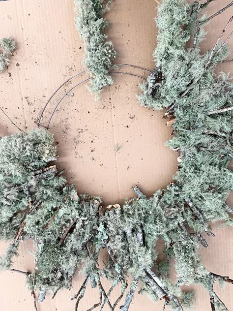 Lichen Crafts, Lichen Wreath, Rustic Decorating Ideas, Rustic Wreaths, Wreaths Crafts, Dried Floral Wreaths, Living Wreath, Moss Wreath, Rustic Christmas Wreath