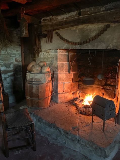 Easy Fireplace, Primitive Fireplace, Cooking Hearth, Fireplace Cooking, Colonial Kitchen, Colonial Interior, Happy Friday Friends, Primitive Homes, Rustic Fireplaces