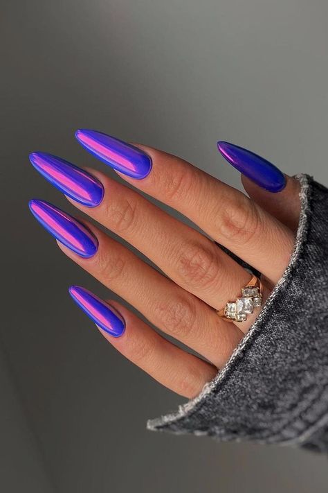 These long, almond-shaped nails are a mesmerizing display of electric blue with a purple chrome finish that gives a magnetic, iridescent effect. The play of light transforms these nails into a dynamic accessory, perfect for making a bold statement. Absolutely captivating! ✨  // Photo Credit: Instagram @pegi_nails Neon Iridescent Nails, Colourful Chrome Nails, Blue Electric Nails, Electric Blue Nails, Iridescent Nails, Purple Chrome Nails, Fake Acrylic Nails, Purple Chrome, Fresh Nails