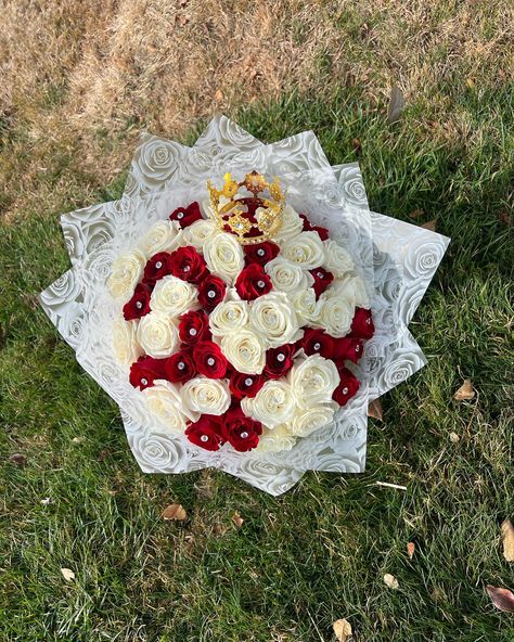 Classic red & white rose bouquet 😍 Order yours today by simply texting (559)331-1351 or dm @lilyyscreations ✨💐 National GF day is right around the corner make sure to pre order! 🤍 Red White Rose Bouquet, Red Roses And White Lilies Bouquet, Gf Day, National Gf Day, Red Roses And White Lilies, White Rose Bouquet, Red And White Roses, Rose Bouquet, Around The Corner