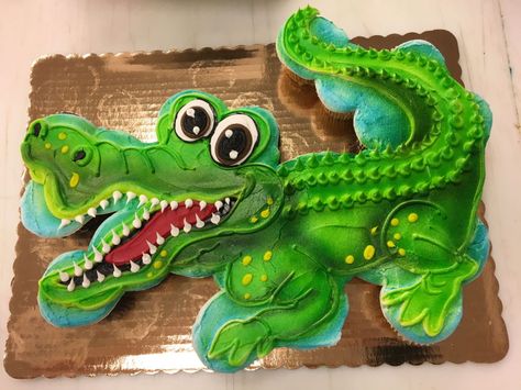 Alligator Cupcake Cake on Cake Central Alligator Cupcakes, Cake Challenge, Pull Apart Cupcake Cake, Shaped Cakes, Pull Apart Cake, Cake Pulls, Food Decorating, Cake Borders, Pull Apart Cupcakes