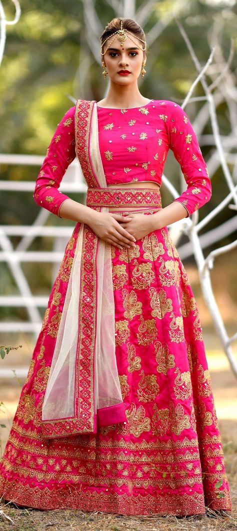 Wearing a belt with your lehenga can prove to be one tiny detail which will make you an even more gorgeous bride. Get your hands on some ideas for belts worn with lehengas !  #lehengawithbelt #bridalbelts #bridallehenga #indianbrides #indianoutfits #lehengaaccessories #bridaloutfits #beltsonlehenga #lehenga #indianweddings #lehengaideas Lehenga With Belt, Lehenga Belt, Indian Wedding Lehenga, Lehenga Design, Lehenga Online, Lehenga Choli Online, Pink Lehenga, Indian Wedding Wear, Ghagra Choli