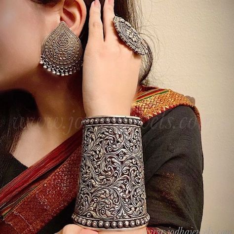 Payal Silver, Trendy Silver Jewelry, Hollywood Jewelry, Bangles Silver, Antique Necklaces Design, Antique Jewellery Designs, Antique Silver Jewelry, Bollywood Jewelry, Silver Jewelry Earrings