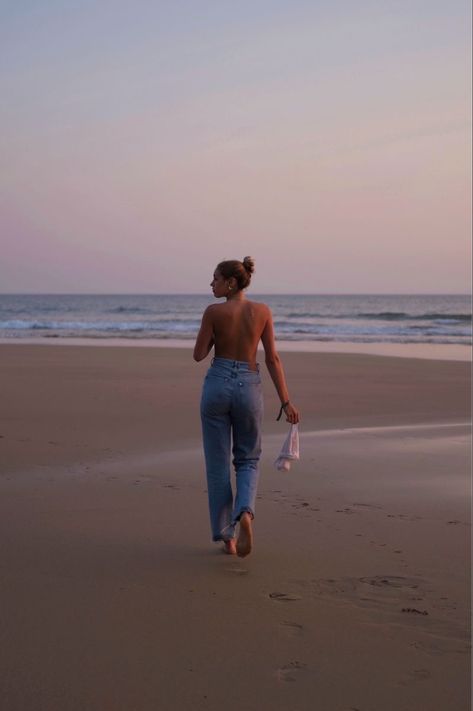 Photoshoots On The Beach, Beach Aesthetic Poses Women, Beach Self Photoshoot, Ocean Inspo Pics, Woman On Beach Photography, Jeans At Beach, Simple Beach Photo Ideas, Jeans On The Beach Photoshoot, Beach Vintage Photography