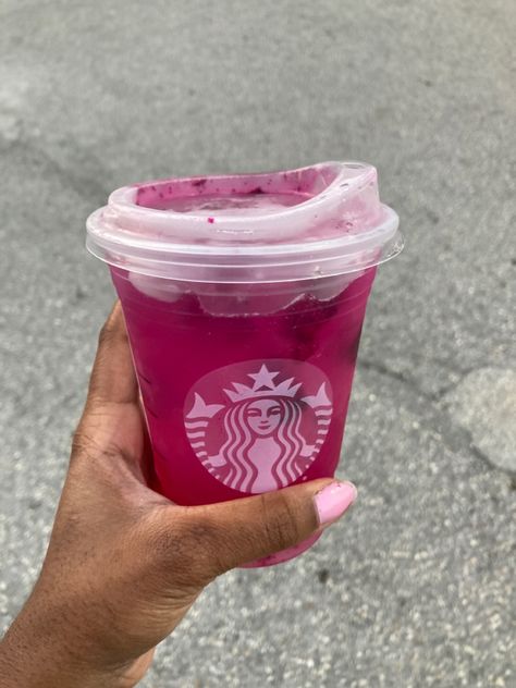 Starbucks dragonfruit refresher #starbucks #refreshingsummerdrinks #summerdrink Starbucks Dragonfruit Refresher, Mango Dragon Fruit Refresher, Dragon Fruit Refresher, Refresher Starbucks, Dragonfruit Refresher, Fruit Lemonade, Refreshing Summer Drinks, Food Lifestyle, Starbucks Hot