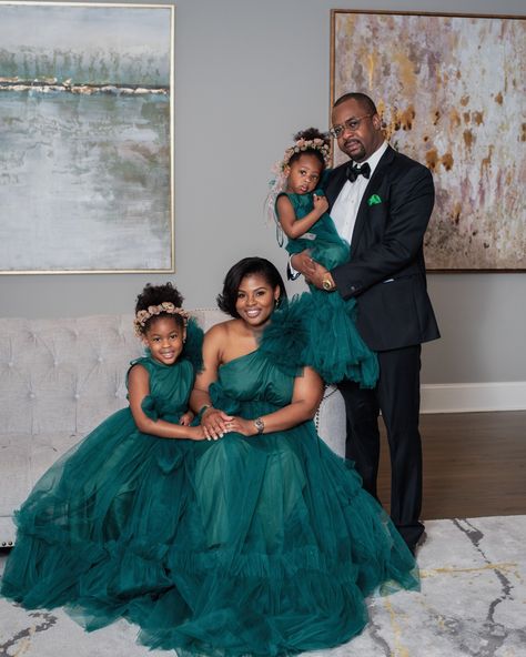 Family Photography Outfits, Mother Daughter Photoshoot, Holiday Pics, Mother Daughter Fashion, Pregnant Lady, Holiday Photoshoot, Family Christmas Pictures, Christmas Pics, Christmas Shoot