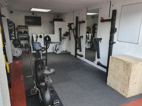 12 months in the making my single garage gym just need to paint! Single Garage Gym, Minimal Home Gym, Camper Trailer Organization, Garage Gym Design, Workout Studio, Apartment Gym, Garage Gym Ideas, Baking Storage, Dream Gym