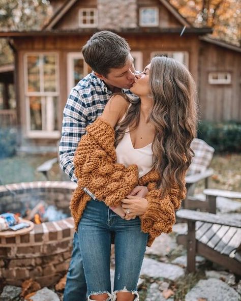 Fall Couple Pictures, Photoshoot Outfit Ideas, Fall Couple Photos, Fall Photo Shoot Outfits, Fall Engagement Pictures, Fall Family Photo Outfits, Engagement Pictures Poses, Pose Fotografi, Engagement Photos Fall